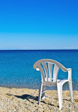 plastik plaj sandalyesini yakınında deniz kıyısında