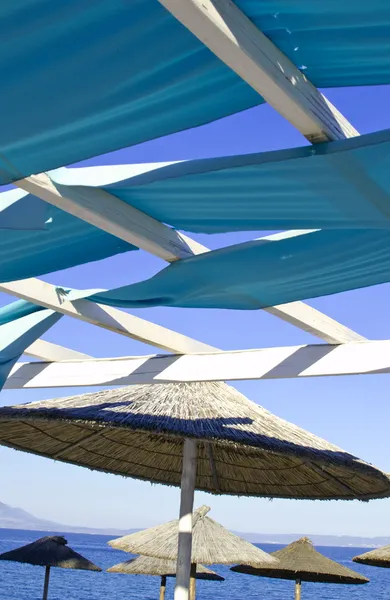 Gazebo y techo solar en la playa junto al mar — Foto de Stock