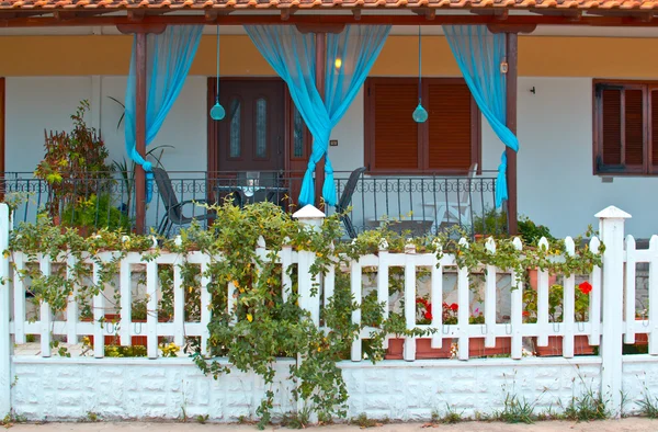 Detalhe arquitetônico da casa mediterrânea e varanda — Fotografia de Stock