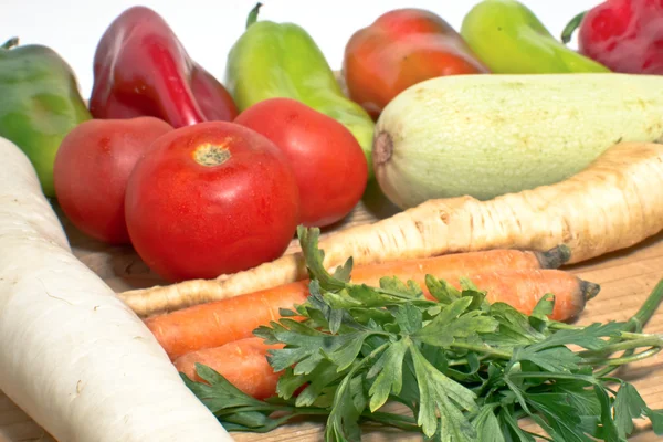 Groenten op een houten ondergrond — Stockfoto