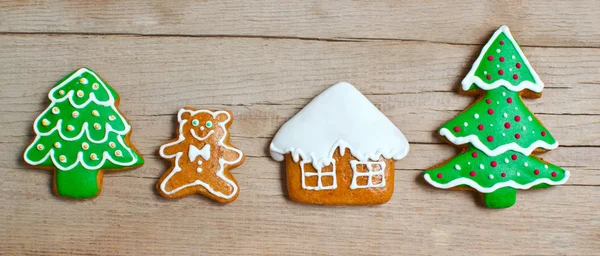 Galletas de jengibre caseras de Navidad sobre mesa de madera —  Fotos de Stock