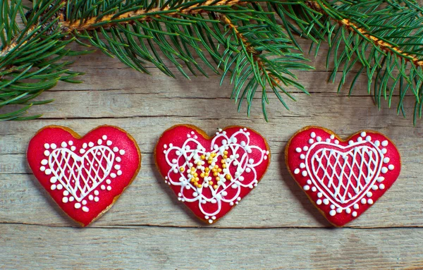 Galletas de jengibre caseras de Navidad sobre mesa de madera —  Fotos de Stock