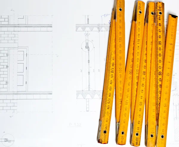 Projeto do arquiteto e desenhos do projeto no fundo da tabela — Fotografia de Stock