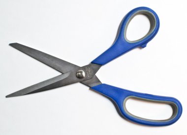 Mavi saplı makas beyaz arkaplanda