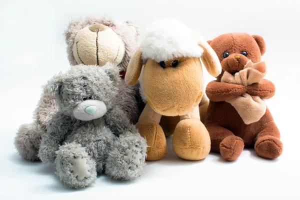 Giocattoli di peluche isolati su bianco — Foto Stock