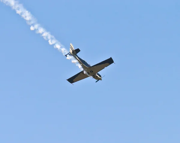 Stunt uçağı duman firar — Stok fotoğraf