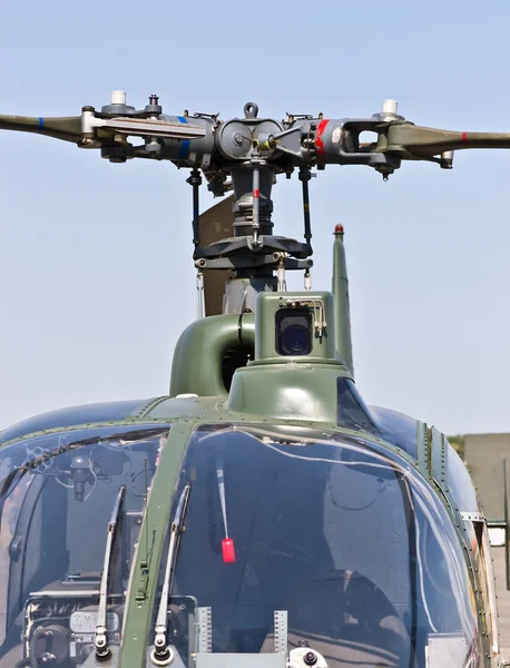 Vue rapprochée vers l'avant d'un moyeu et de pales de rotor d'hélicoptère militaire — Photo
