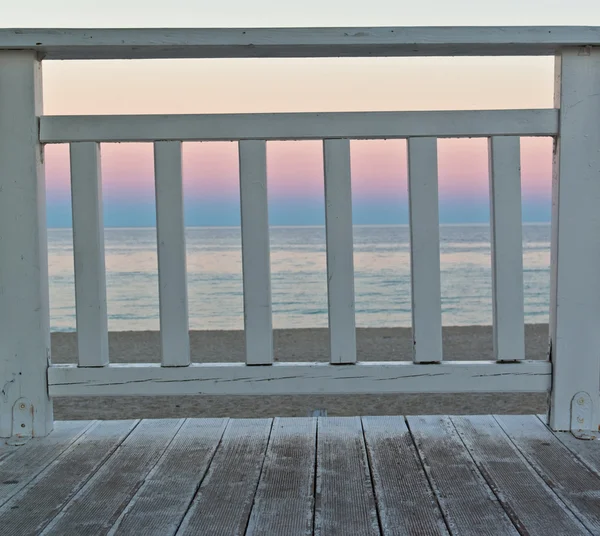 Terrasse mit romantischem Meerblick bei Sonnenuntergang — Stockfoto