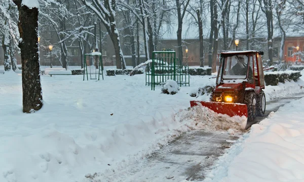 在公园里除雪铲拖拉机 — 图库照片