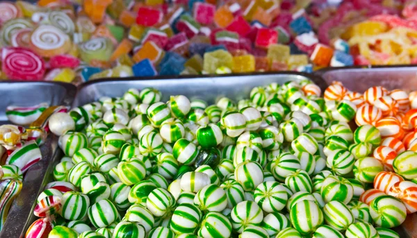 Doces variados e Bonbon colorido misto em um mercado de Natal — Fotografia de Stock