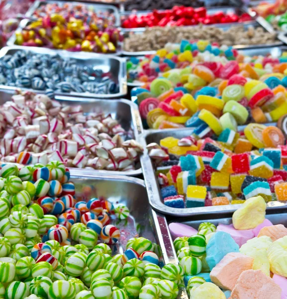 Dulces surtidos y Bonbon colorido mixto en un mercado de Navidad —  Fotos de Stock