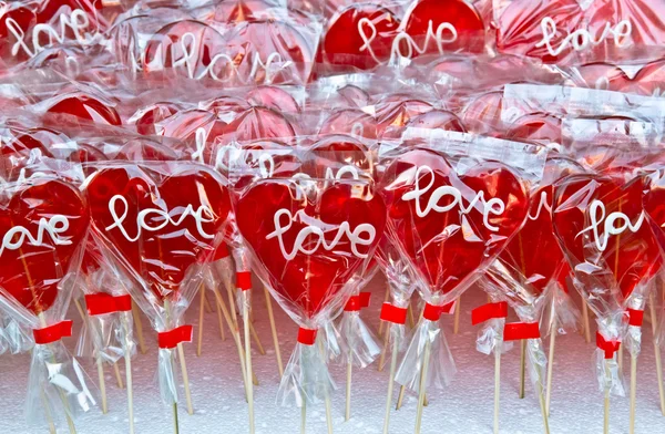 Roter herzförmiger Lutscher auf einem Marktstand — Stockfoto