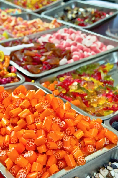 Doces variados e Bonbon colorido misto em um mercado de Natal — Fotografia de Stock