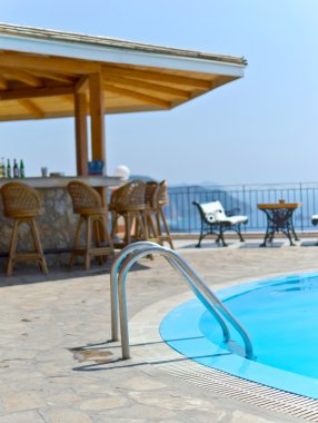 Mavi Açık Yüzme havuzunda kafe bar ile barlar Merdiveni yakala