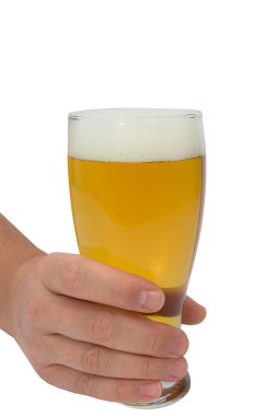 Erkek el beyaz bir arka plan bir bardak bira tutarak