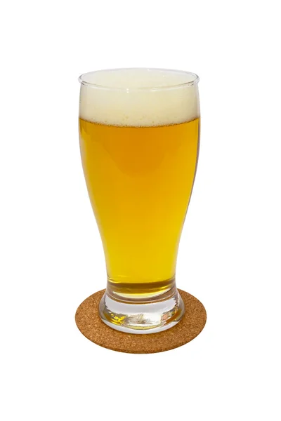 하얀 배경에 따로 떼어 놓은 가벼운 맥주 — 스톡 사진