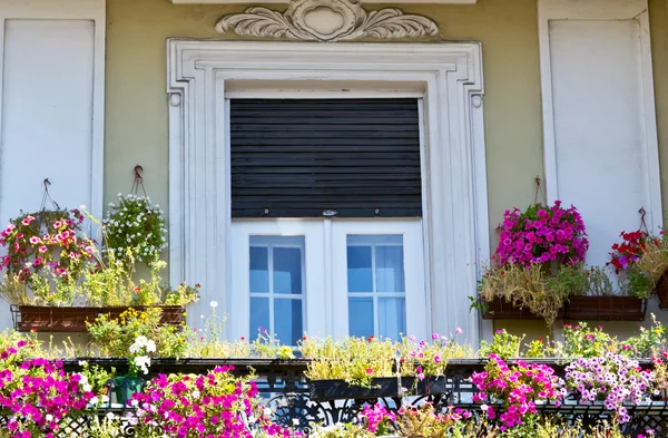 Starý balkon s květinami — Stock fotografie