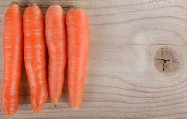 bir tahta üzerinde sulu taze havuç