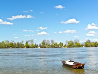 oude vissersboot op rivier voorjaar blauw zonnige dag landschap Donau Servië zemun gardos kej