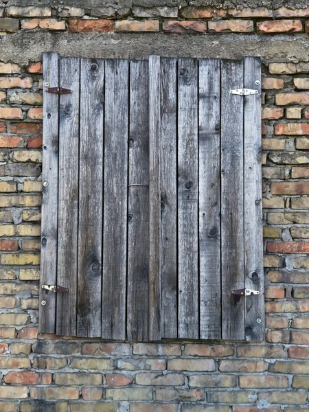 Oude vuile venster op oude vuile muur — Stockfoto