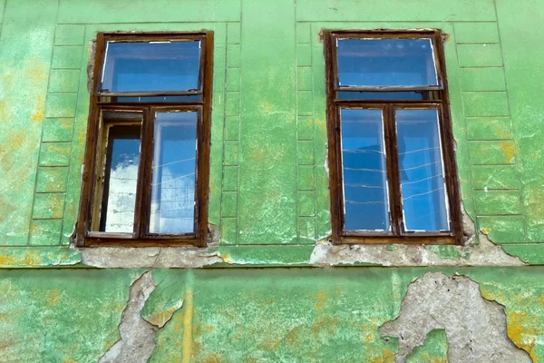 Eski kirli duvar eski kirli pencere — Stok fotoğraf