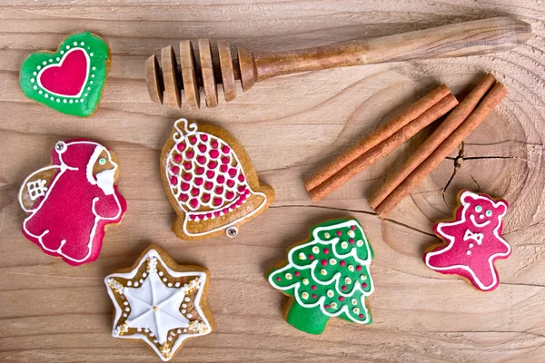 Deliciosos biscoitos caseiros de gengibre de Natal em madeira — Fotografia de Stock