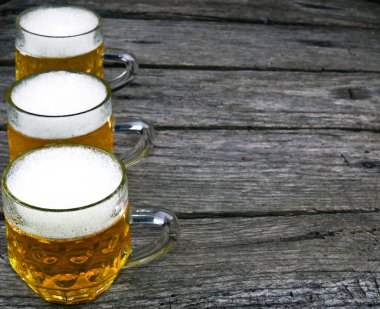 Ahşap arka planda cam bira