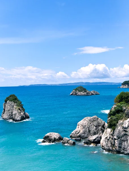 Golven die breken over rots klippen van de vorming van corfu Griekenland — Stockfoto