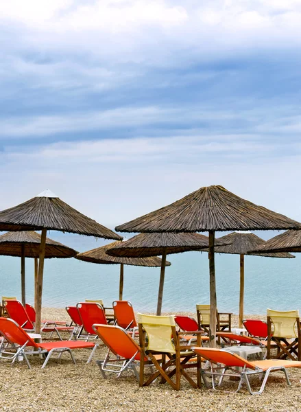 Ombrello di paglia sulla spiaggia — Foto Stock