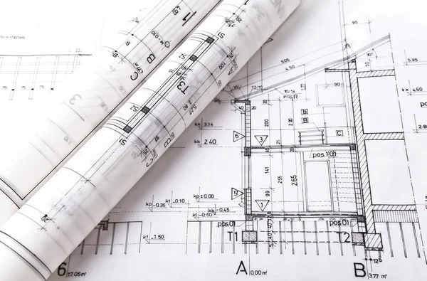 Arkitekt rullar och planerar projektet blueprint — Stockfoto