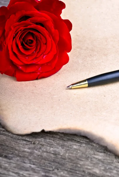 Розовый цветок и любовное письмо на фоне дерева валентинки день концепции — стоковое фото