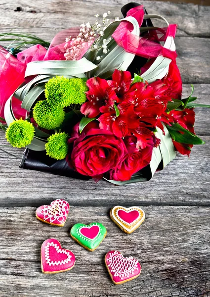 Svatební kytice s tvar perníkové srdce na dřevěné pozadí — Stock fotografie