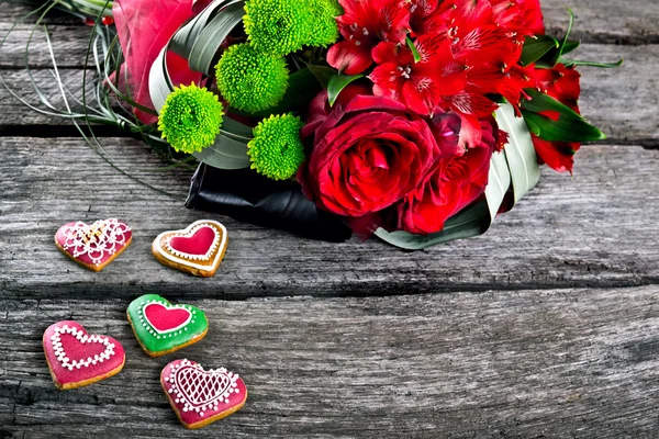 Bruiloft boeket met hart vorm peperkoek op houten achtergrond — Stockfoto