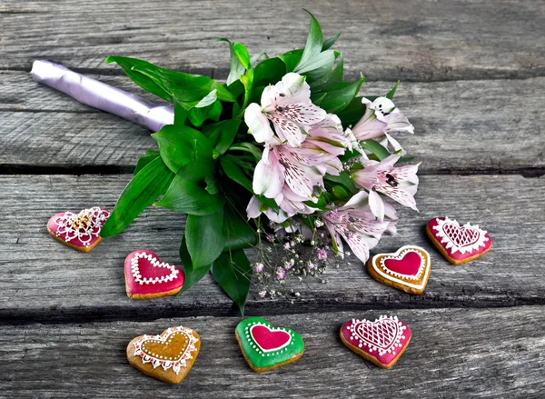 Bouquet da sposa con cuore a forma di pan di zenzero su sfondo di legno — Foto Stock