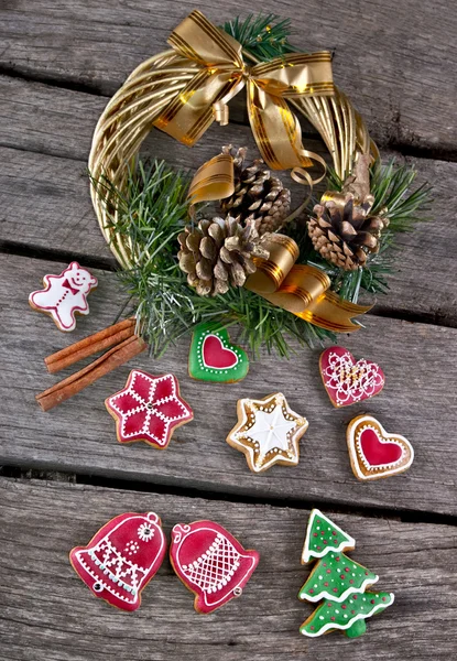 Christmas wreath and gingerbread — Stock Photo, Image