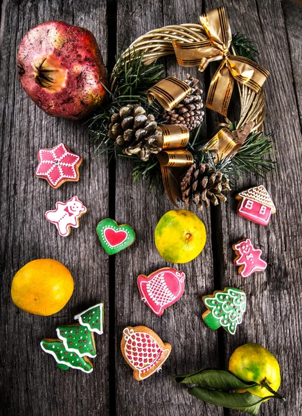 Christmas wreath and gingerbread on the wood — Stock Photo, Image