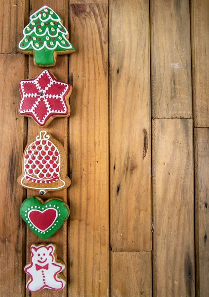 Grinalda de Natal e pão de gengibre na madeira — Fotografia de Stock