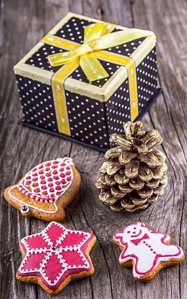 Gift box and Delicious homemade Christmas gingerbread cookies on wood — Stock Photo, Image