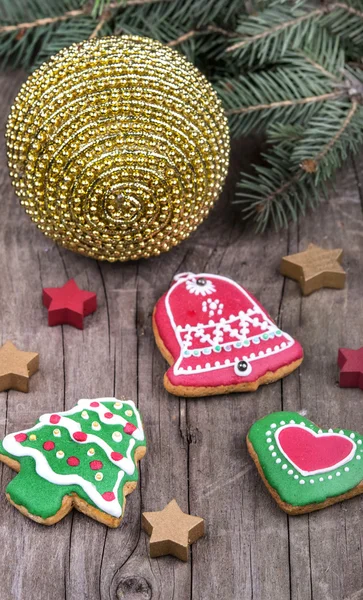 Biscoitos de gengibre e decoração de Natal sobre mesa de madeira — Fotografia de Stock