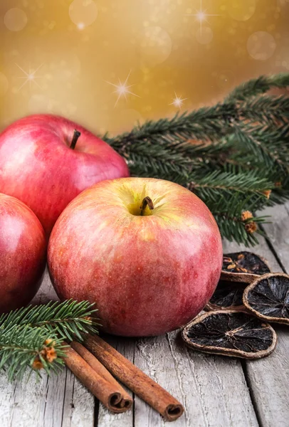 Manzanas rojas de invierno con palitos de canela — Foto de Stock