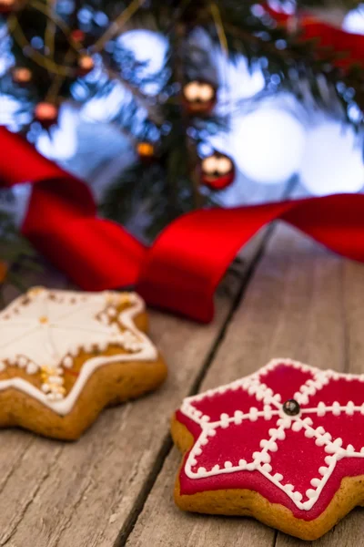 Mézeskalács cookie-kat és a karácsonyi dekoráció fából készült asztal fölé — Stock Fotó