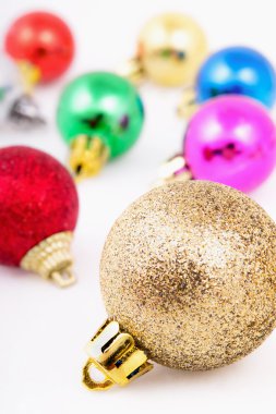 Noel topları, beyaz arka plan üzerinde renkli