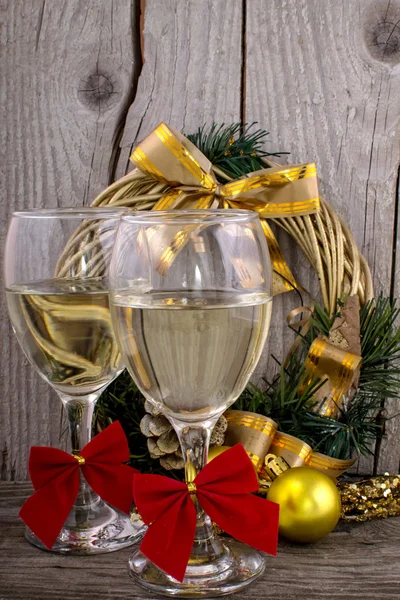 Två champagneglas och christmas ornament — Stockfoto