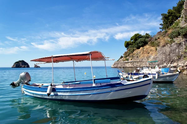 Vissersboten in een haven en een blauwe hemel parga Griekenland — Stockfoto