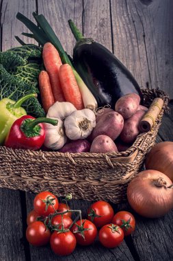 ahşap masa üzerinde taze organik sebze