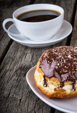 çörek ve kahve ahşap masa üstünde ile Kahvaltı
