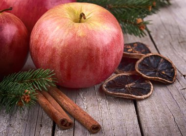 kırmızı kış elma tarçın ile