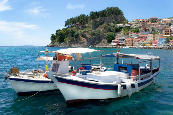 Barcos de pesca em um porto — Fotografia de Stock