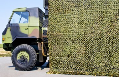 askeri araç kamyon kamuflaj ile