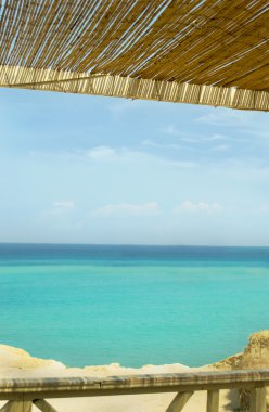 Sahil saman şemsiye şemsiye mavi gökyüzü